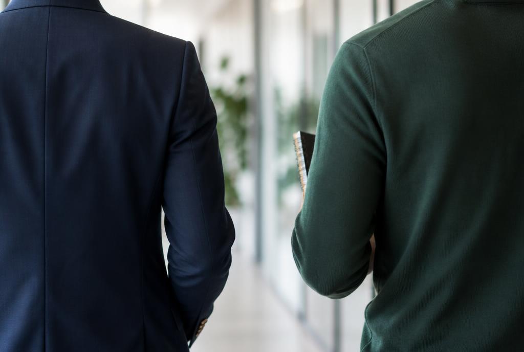 Collega's in gesprek onderweg door het kantoor